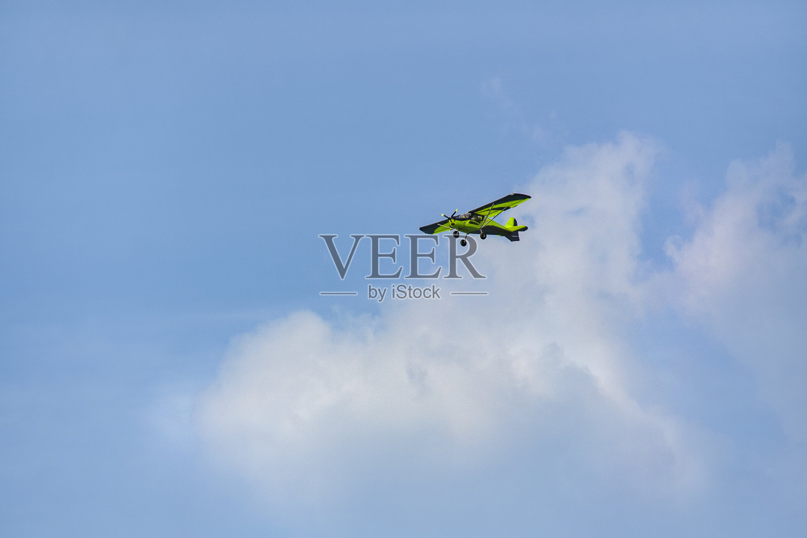 以天空为背景的绿色飞机照片摄影图片