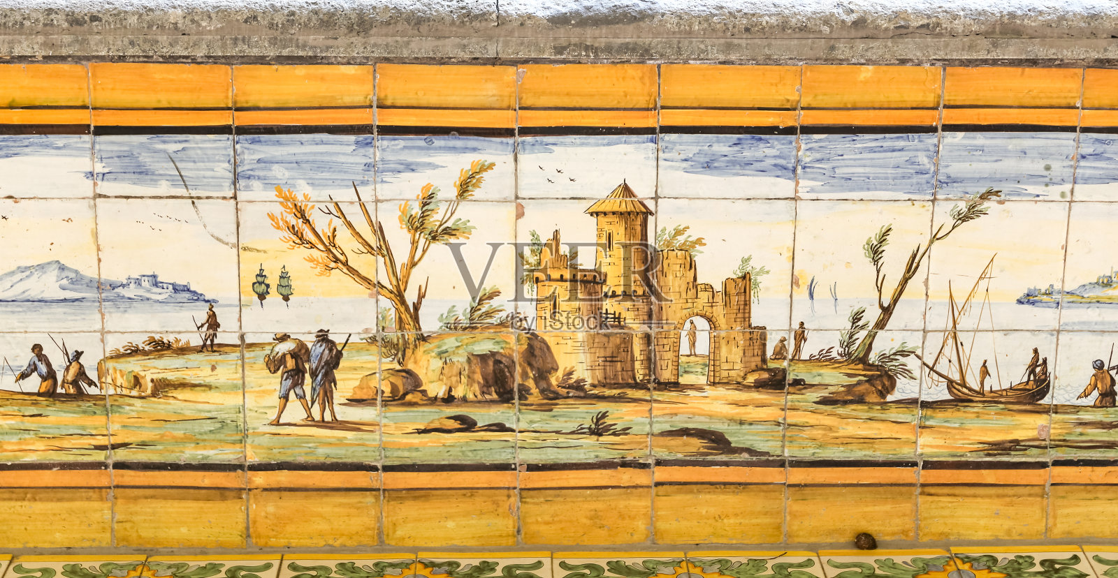 意大利那不勒斯圣基娅拉修道院的修道院花园照片摄影图片