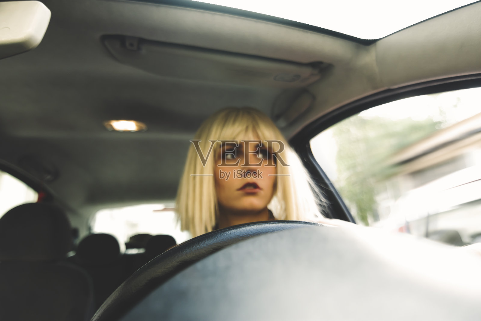 金发年轻女人开车照片摄影图片