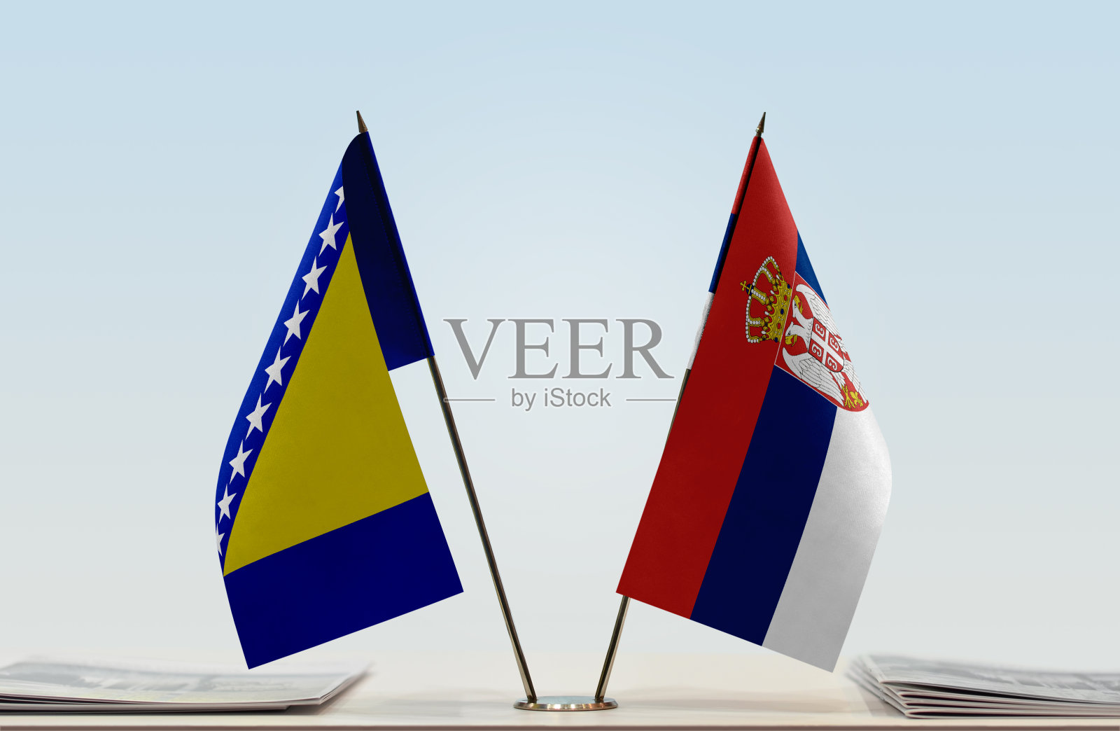 波斯尼亚-黑塞哥维那和塞尔维亚的国旗照片摄影图片