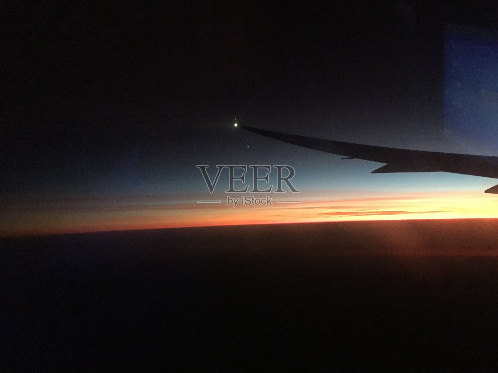 从飞机上俯瞰肯尼亚的日落照片摄影图片