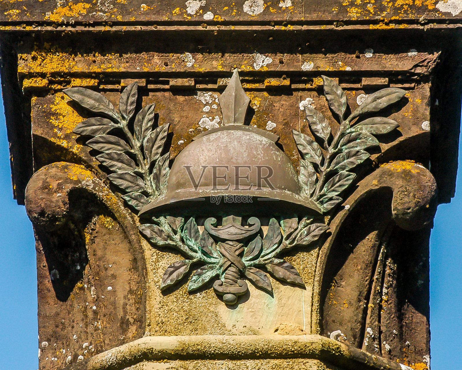 意大利波皮亚战争纪念馆的一个柱子上的金属制品照片摄影图片