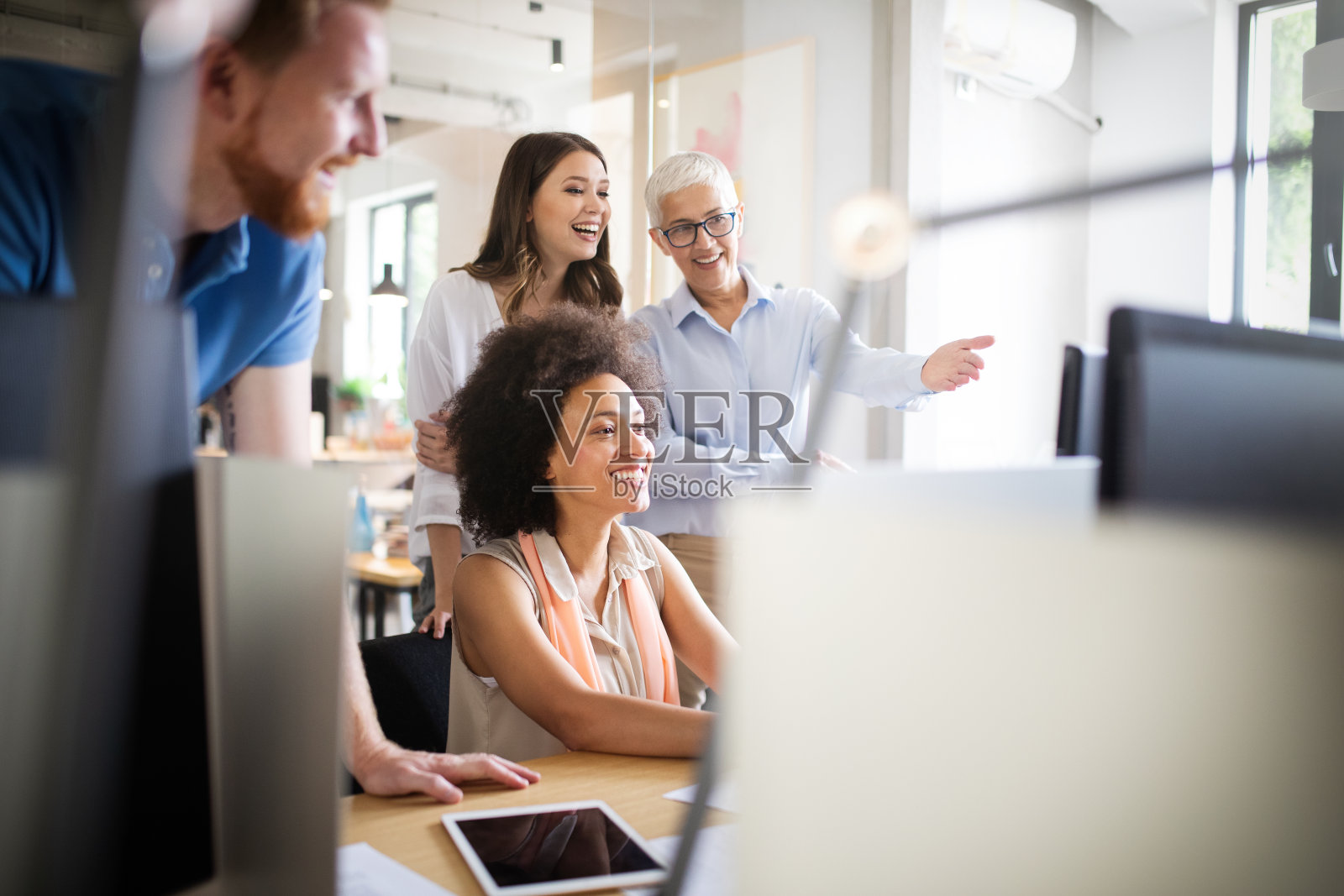 一群业务人员在办公室与同事一起工作和沟通照片摄影图片