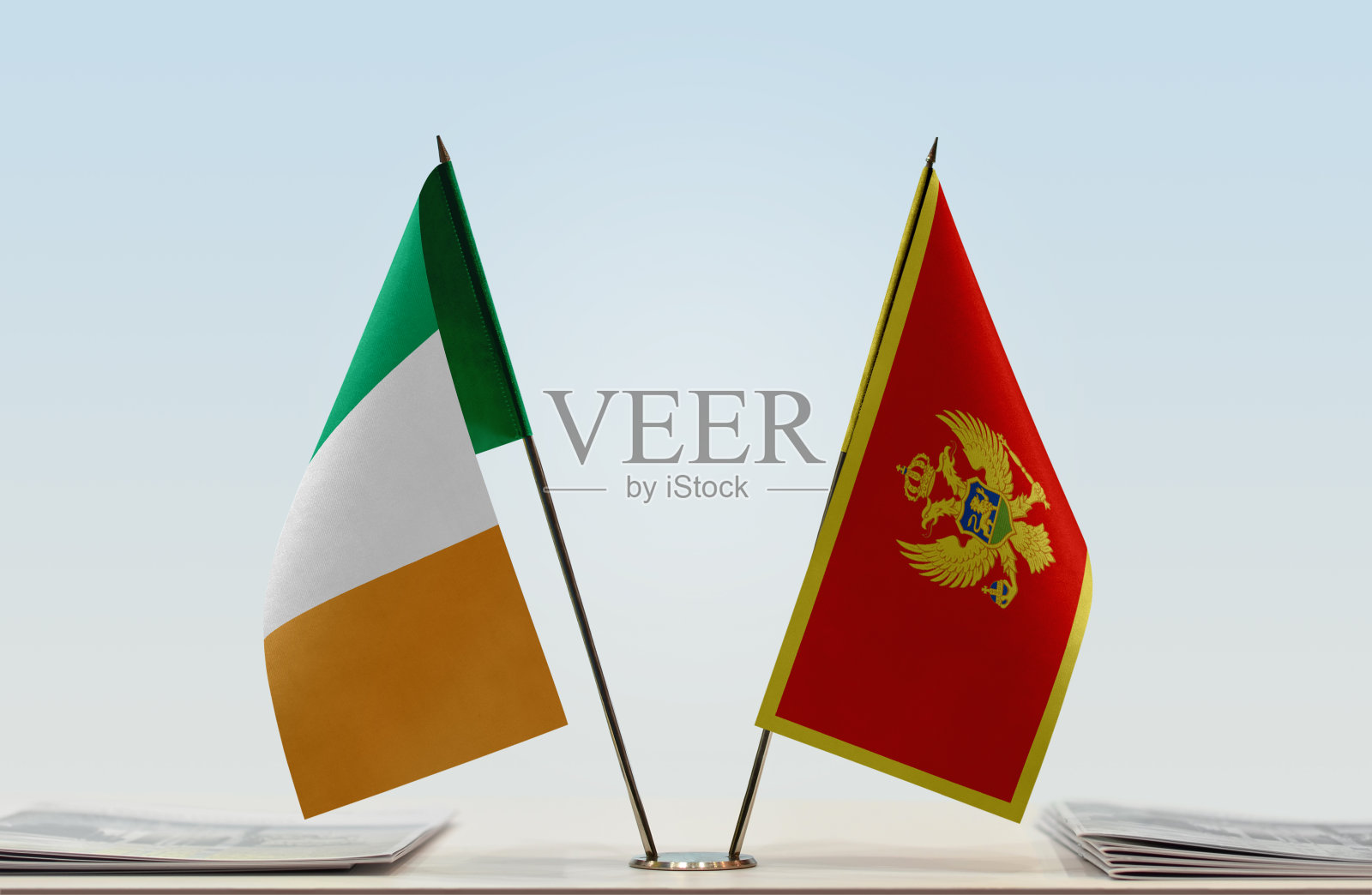 爱尔兰和黑山的国旗照片摄影图片