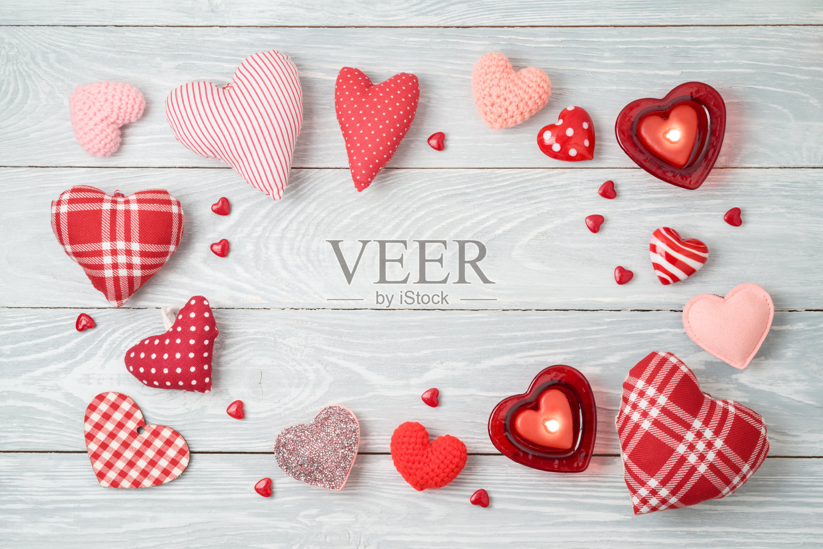 情人节的背景与心脏形状和蜡烛。照片摄影图片