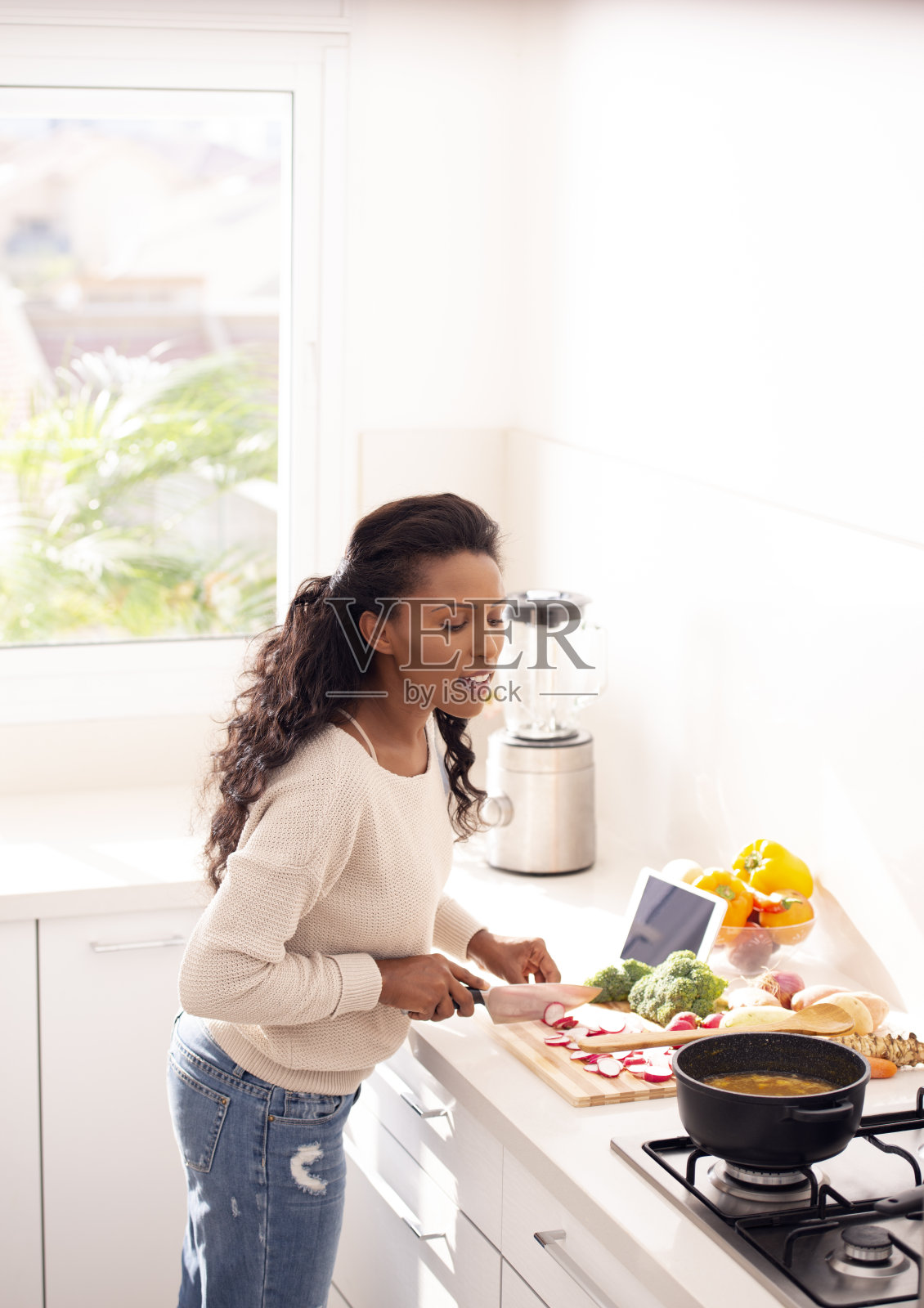 正在观察沸腾汤的女人照片摄影图片