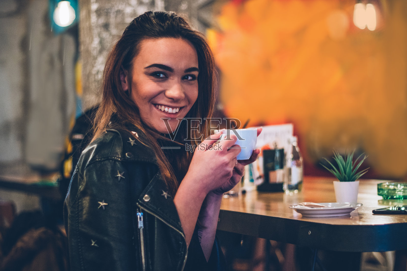 女人在咖啡馆喝咖啡照片摄影图片