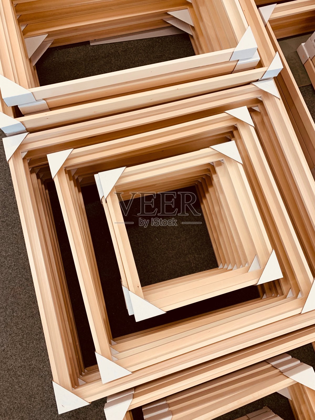 从上面堆叠的木制相框照片摄影图片