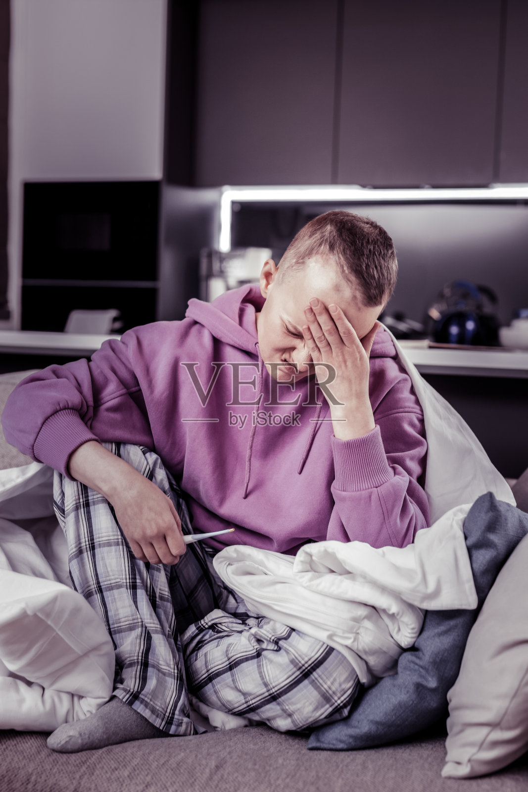 沮丧的生病女性触摸她的额头照片摄影图片