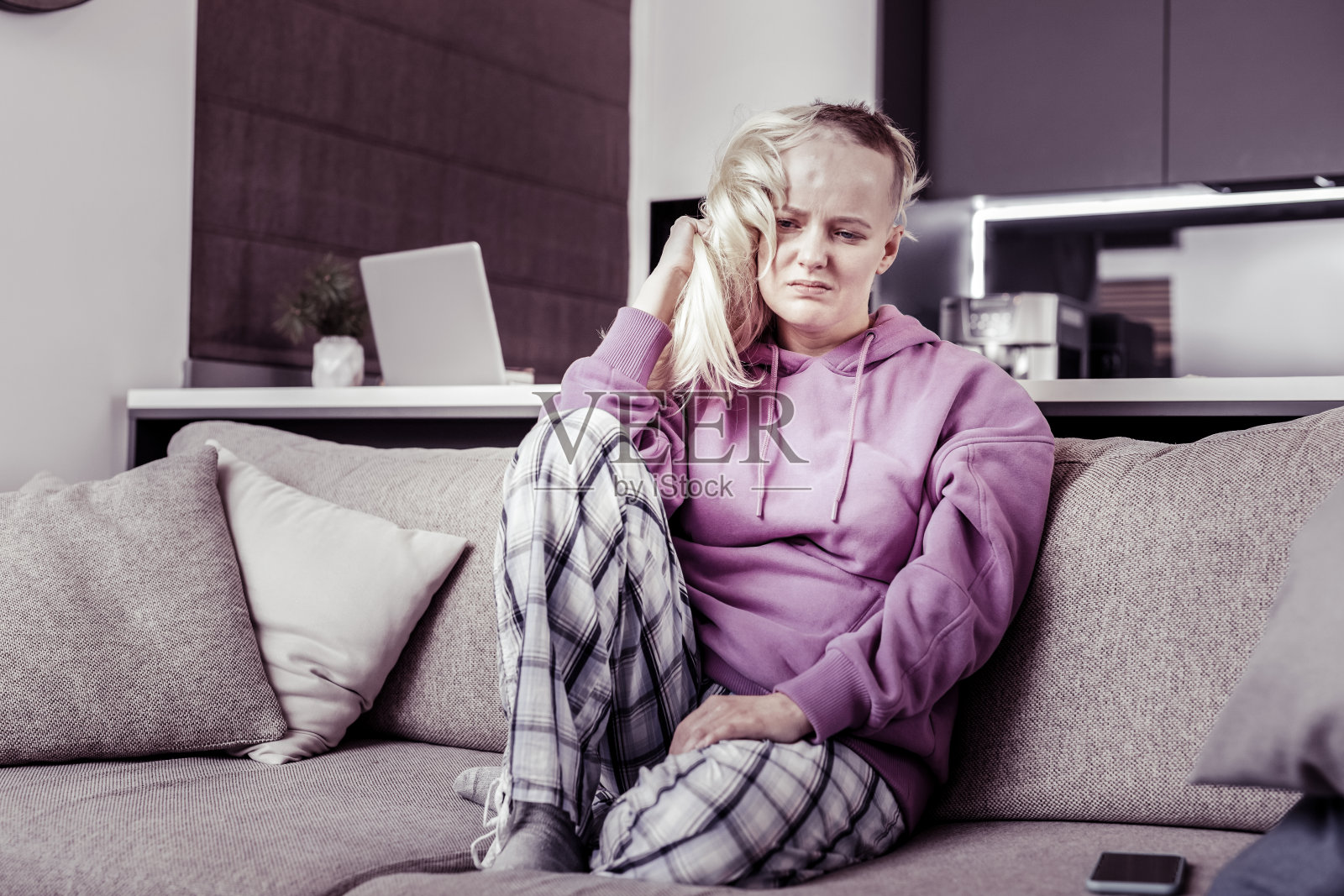 忧郁的短发女性情绪低落照片摄影图片