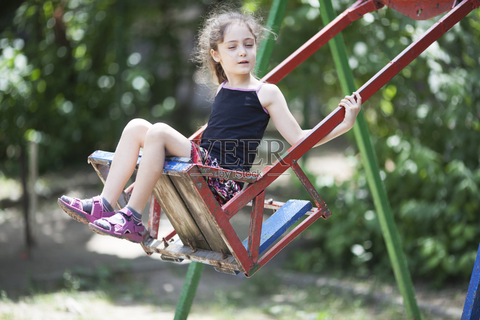 荡秋千的小女孩照片摄影图片