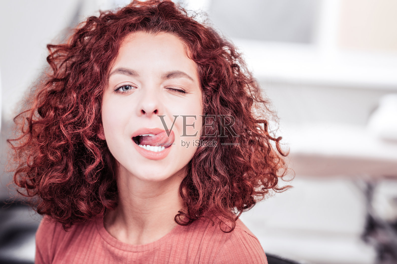 快乐顽皮的女人向你展示她的舌头照片摄影图片