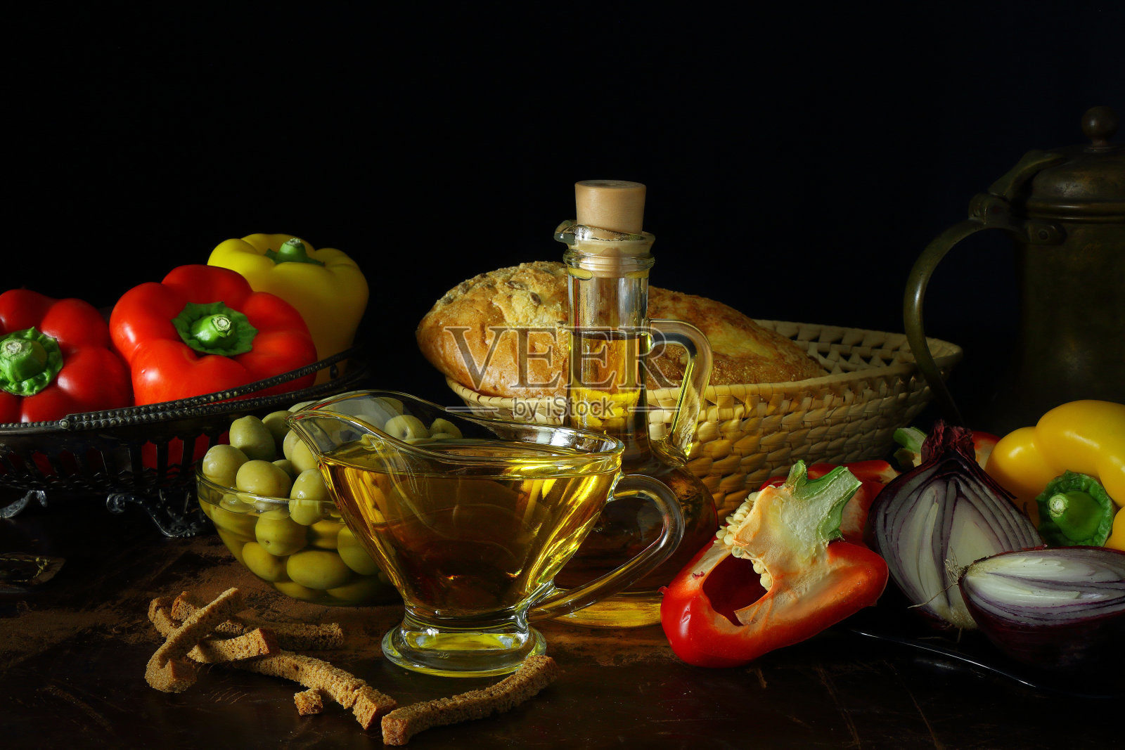 有橄榄油，蔬菜和面包的静物画照片摄影图片
