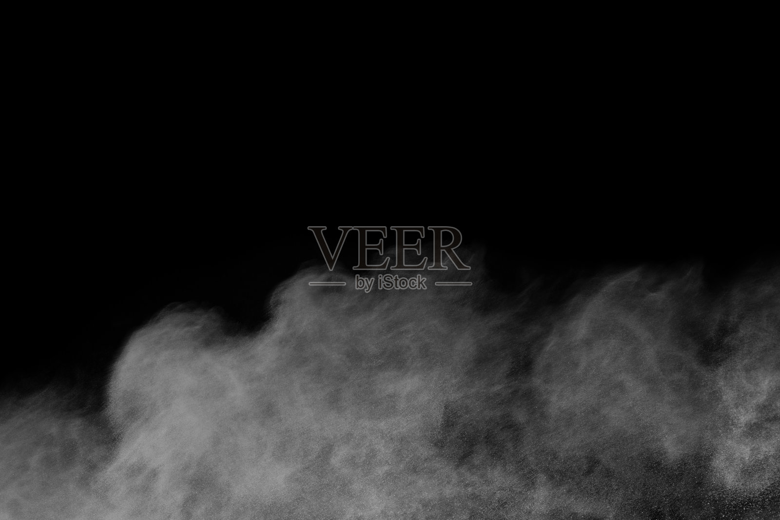 白色粉末在黑色背景上爆炸。彩色的云。色彩斑斓的粉尘爆炸。油漆胡里节。照片摄影图片