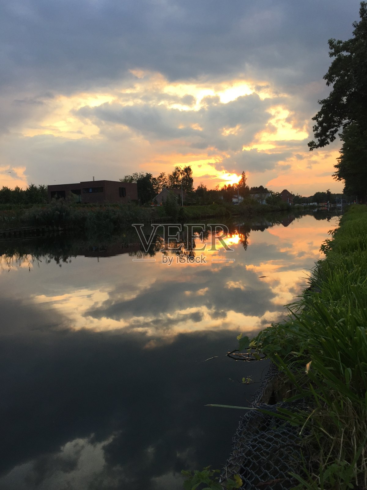 河中的日出倒映在水面上照片摄影图片
