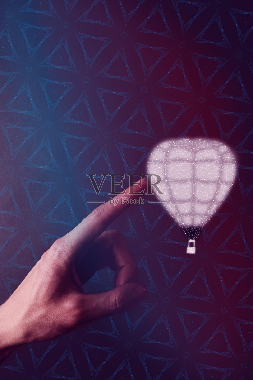 手持白色气球：混合媒体照片摄影图片