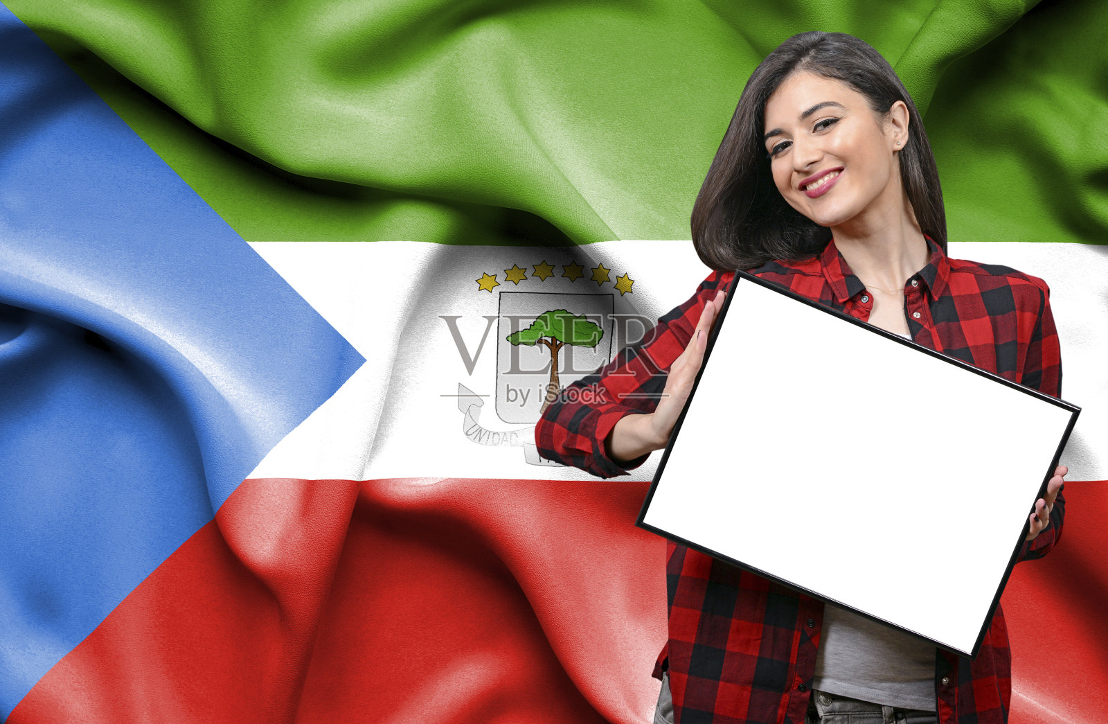 一名妇女举着空白板对抗赤道几内亚国旗照片摄影图片