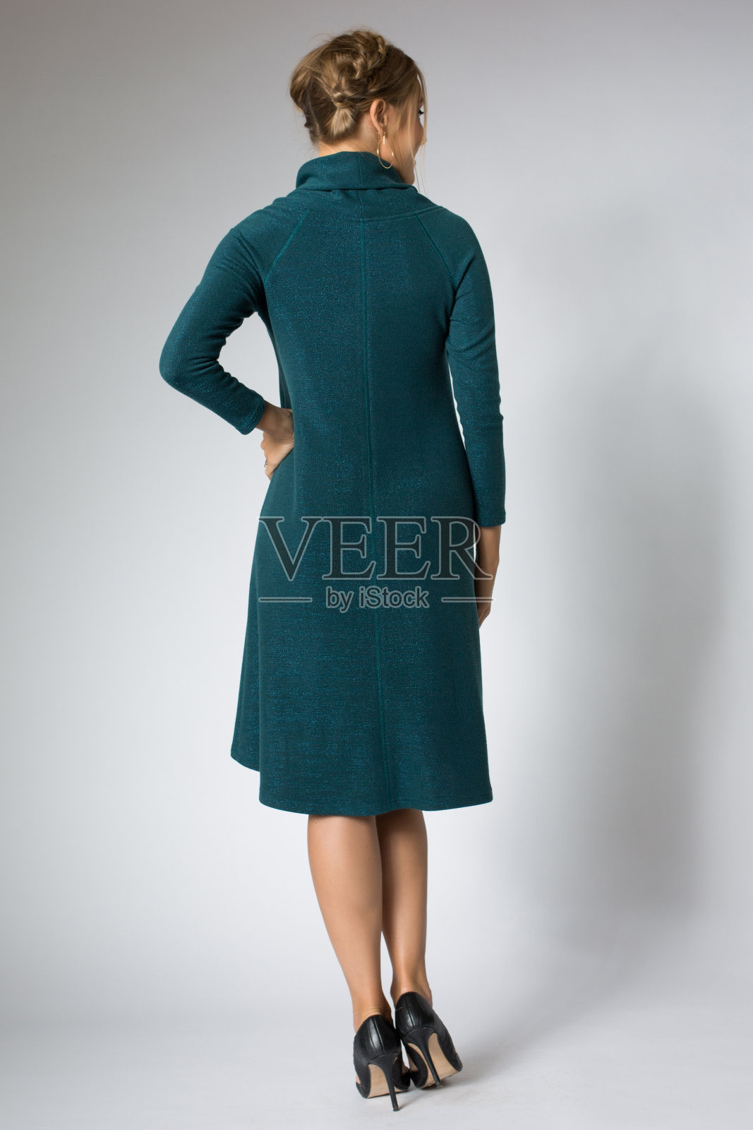 穿着蓝色裙子摆姿势的漂亮女孩照片摄影图片