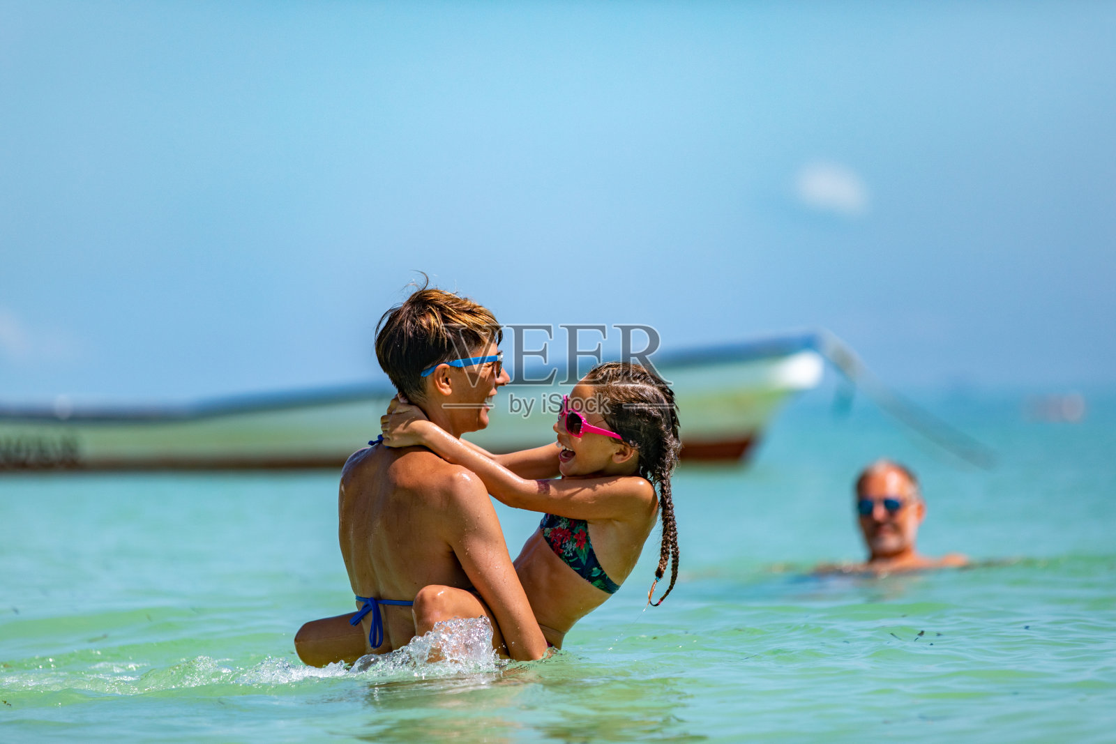 母亲和女儿在海边玩暑假照片摄影图片