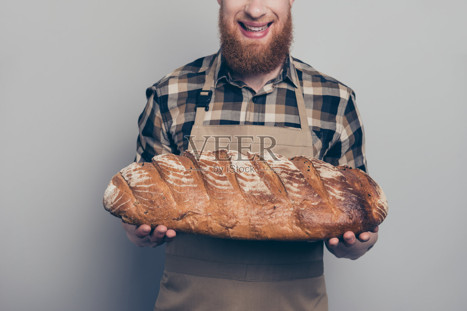 裁剪近距离的照片，大的自制糕点在人的手isola照片摄影图片