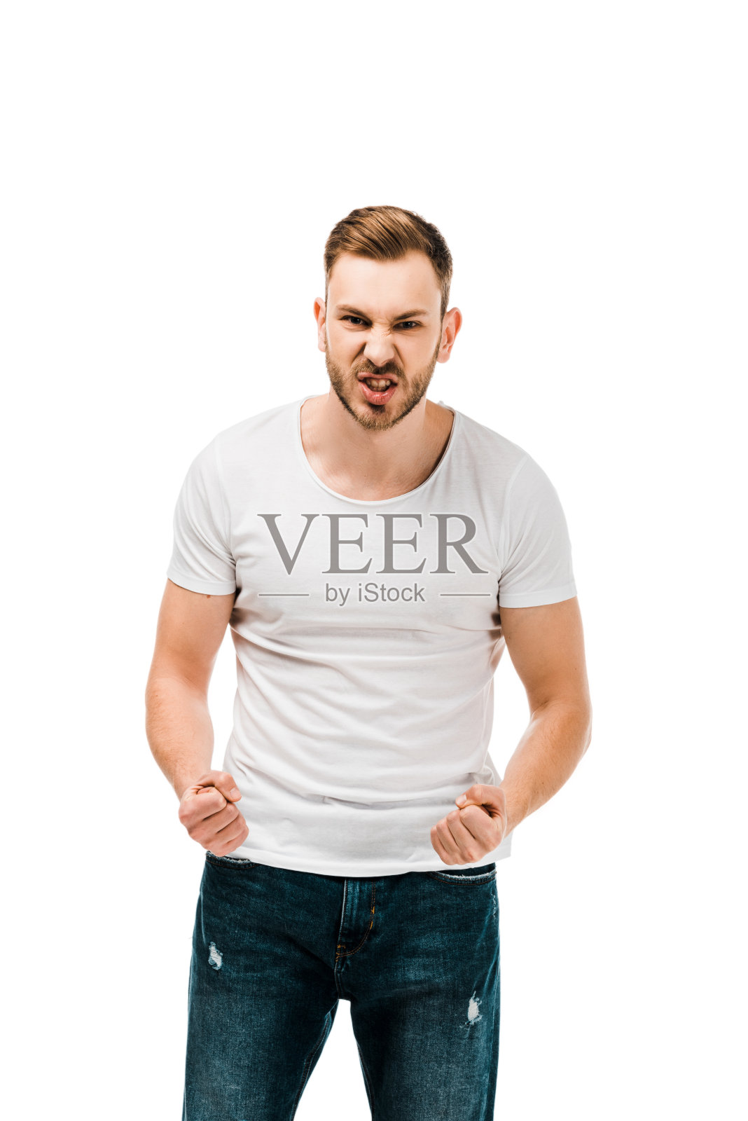 愤怒的年轻人站在紧握的拳头，看着孤立的相机在白色照片摄影图片