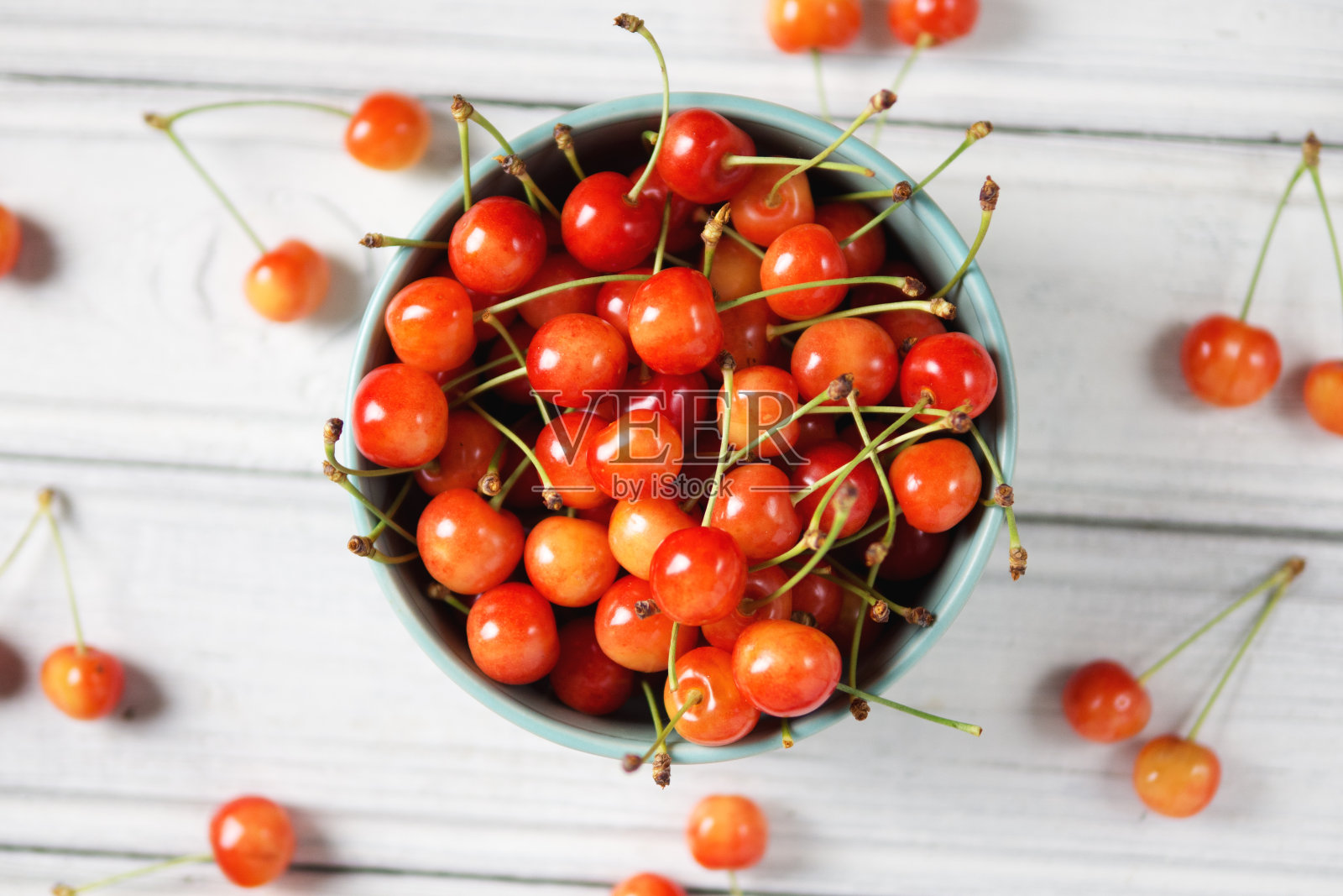 木桌上一碗新鲜樱桃照片摄影图片