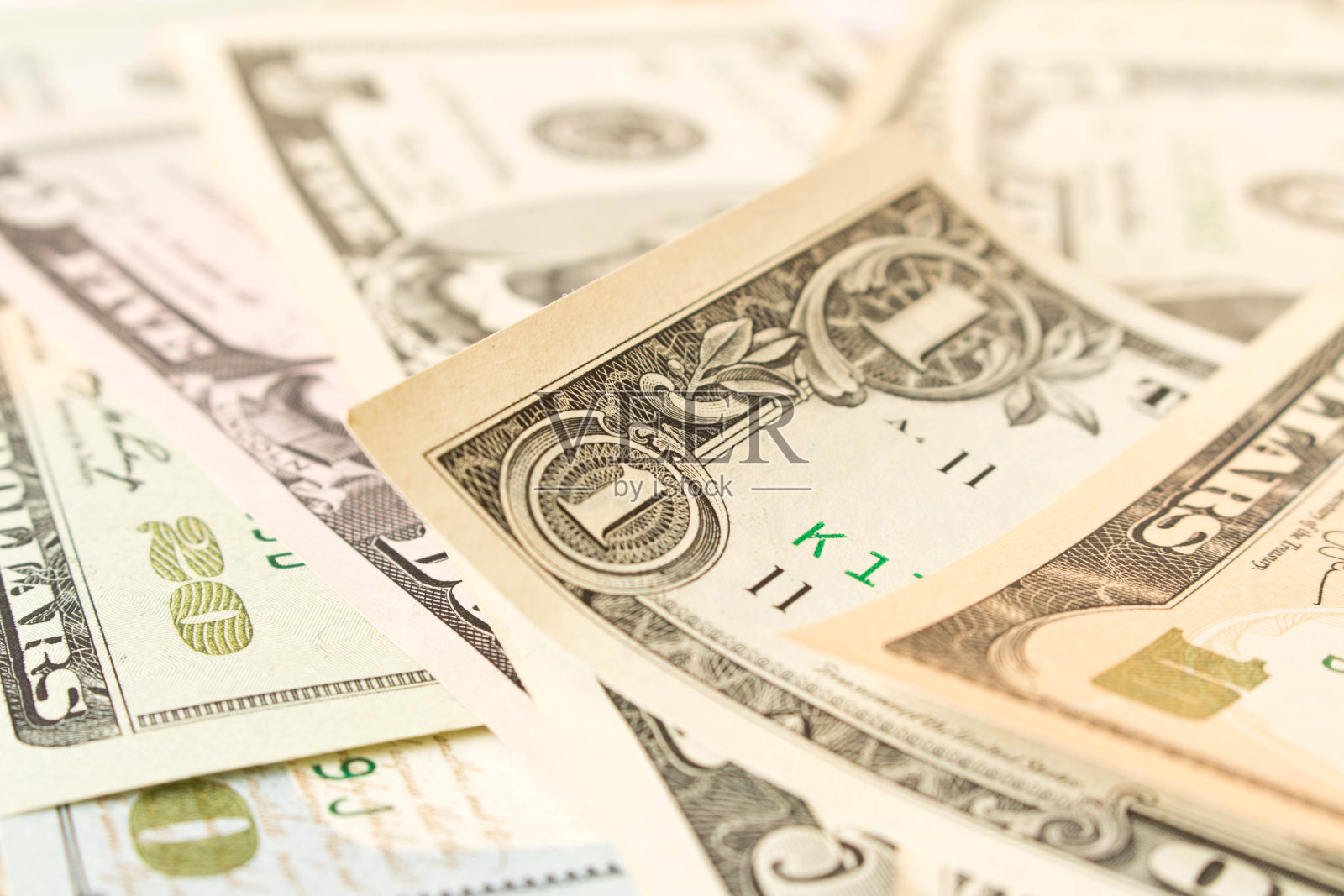 各种美钞的背景摘要。有选择性的重点。照片摄影图片