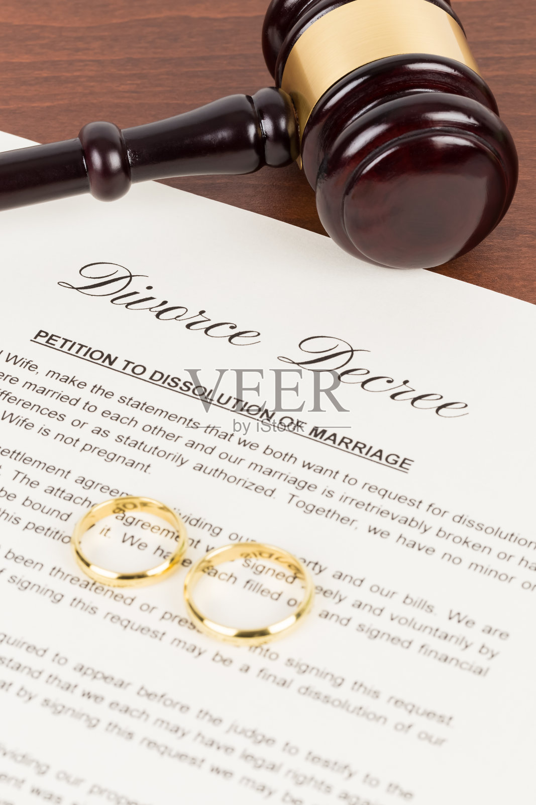木制法官 gavel、金戒指和离婚判决；文件是模型照片摄影图片