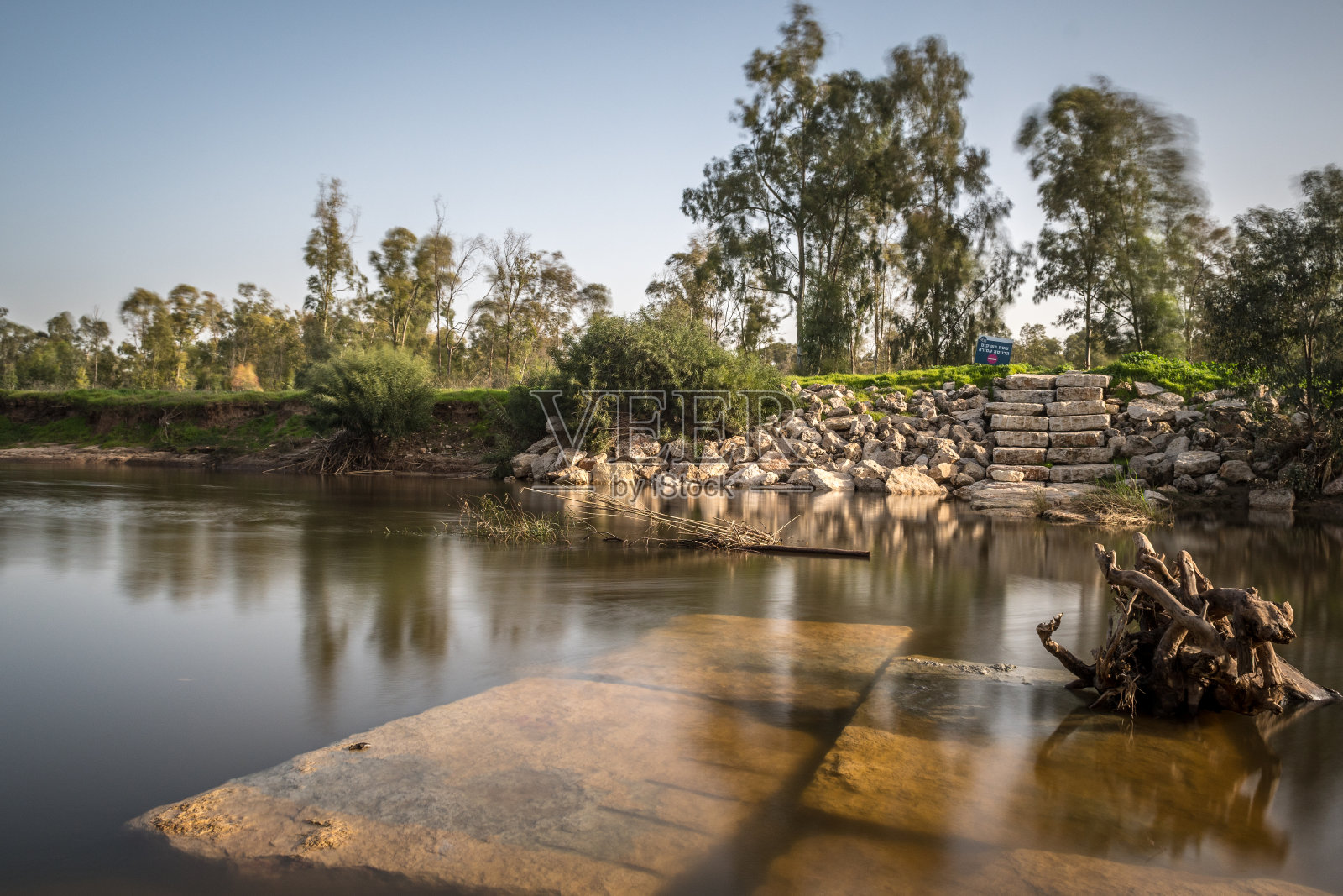 大风冬季自然保护区的精美长曝光景观照片摄影图片