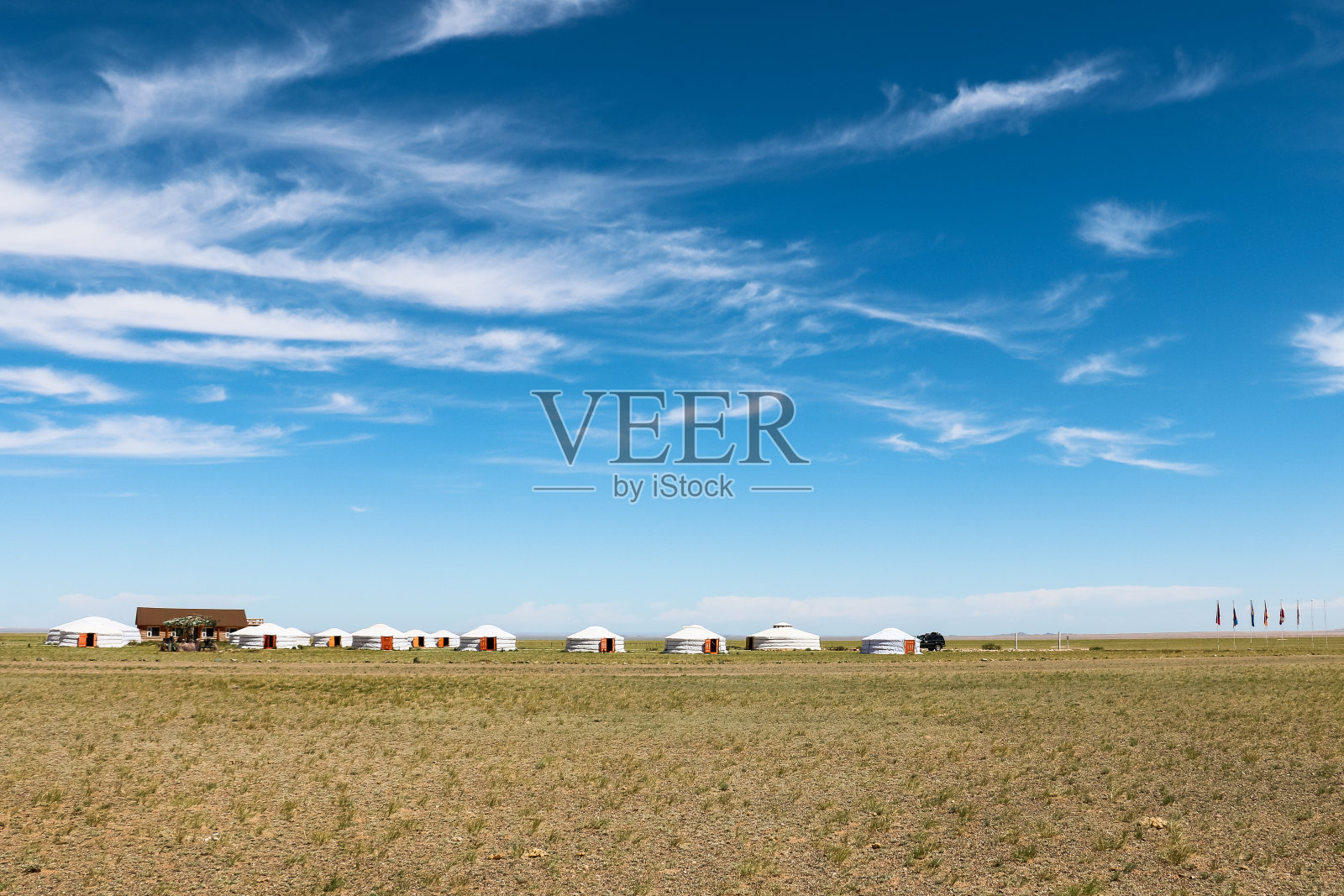 Bajandsag(燃烧的悬崖，戈壁沙漠，蒙古，亚洲)附近一个旅游营地里的传统蒙古房屋/蒙古包俯瞰戈壁沙漠照片摄影图片