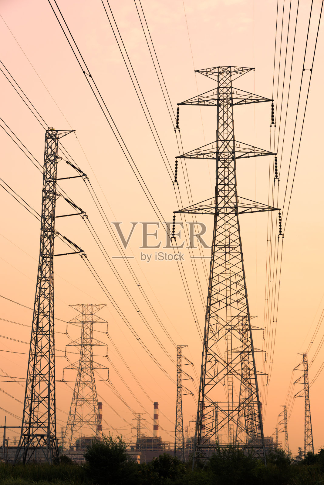 剪影高电压极在天空日落背景。照片摄影图片