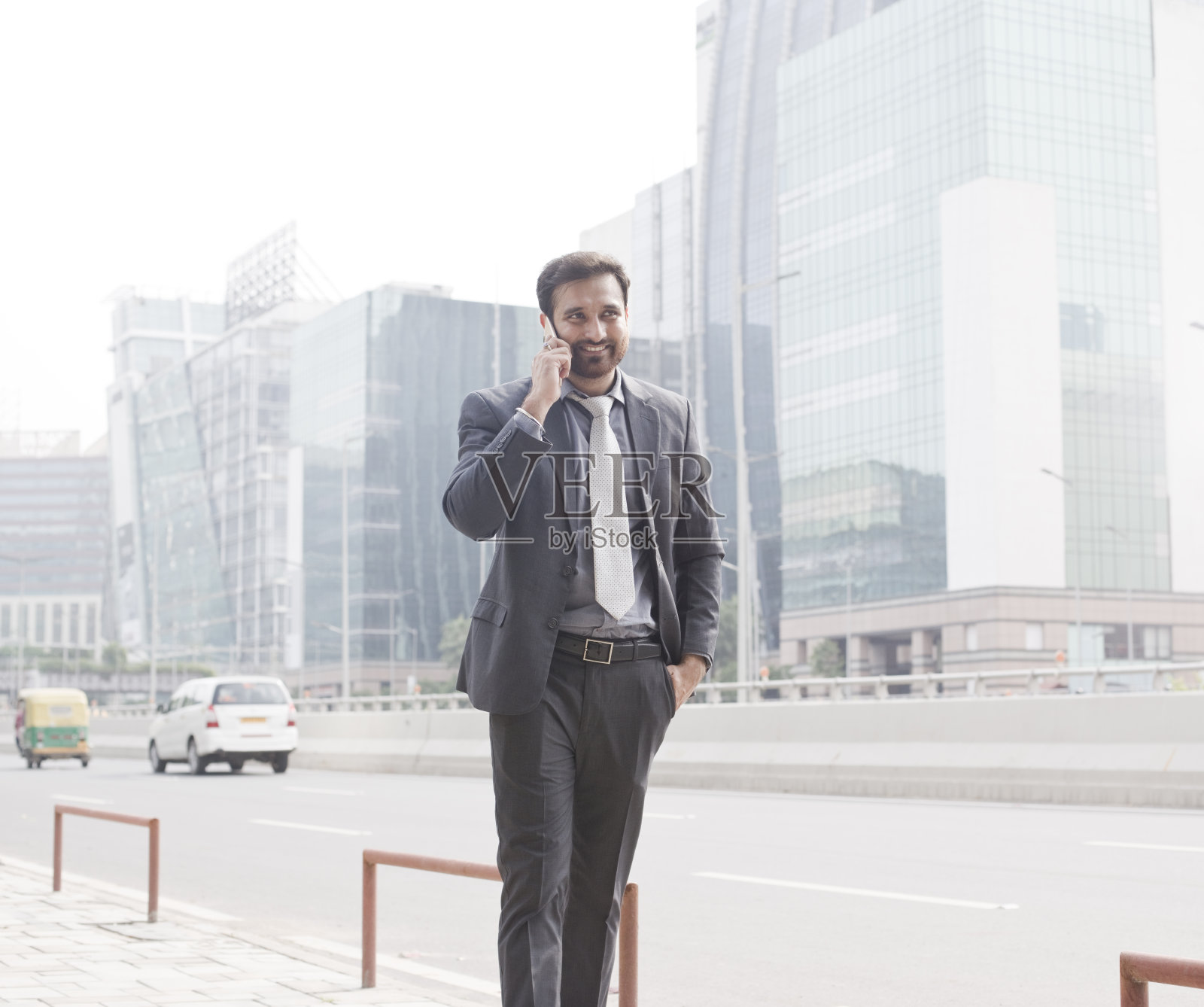 商人用手机交谈照片摄影图片