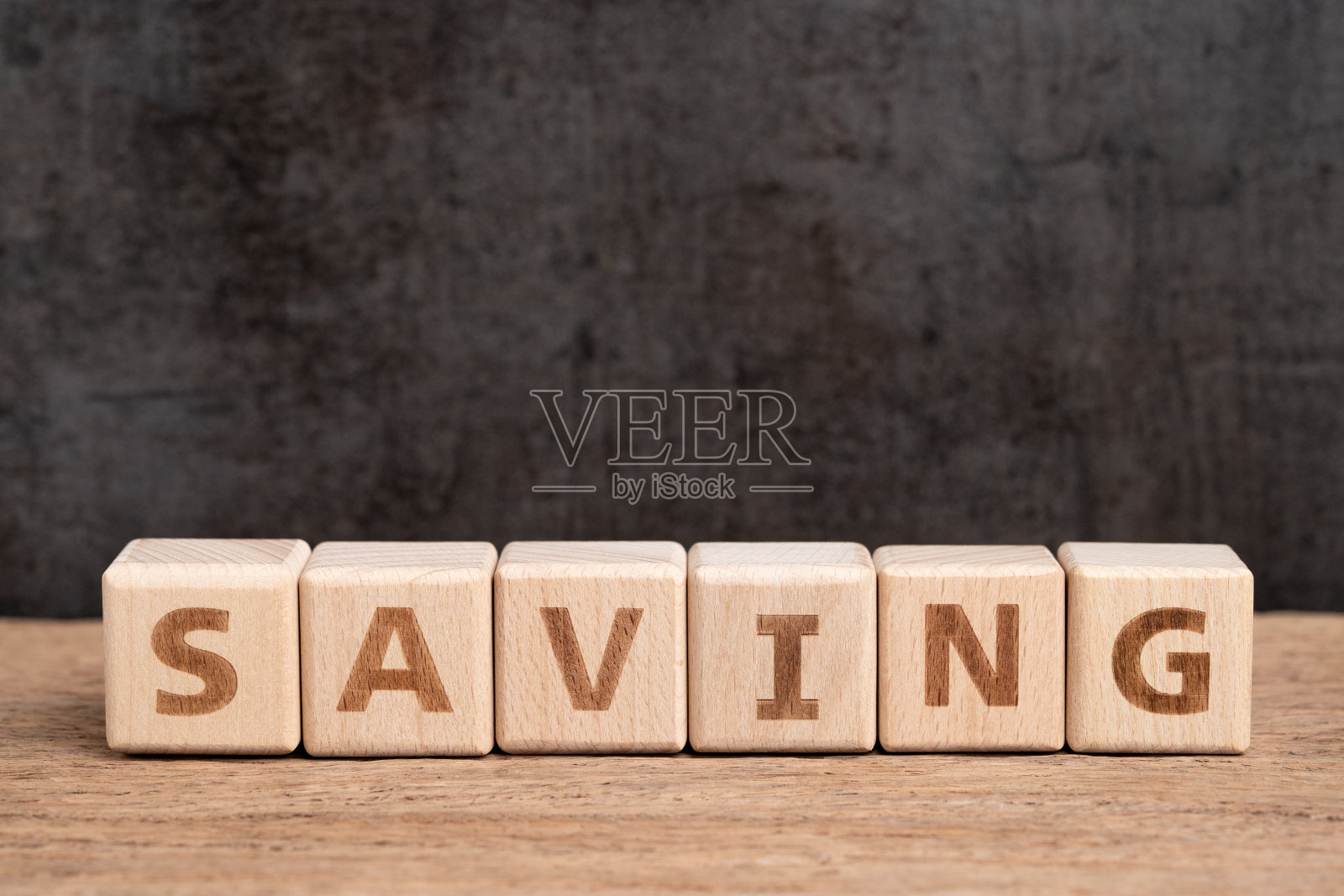 快乐储蓄，预算，投资或财务目标的概念，堆叠立方体木块建筑字节省在木桌与黑色黑板背景与复制空间照片摄影图片