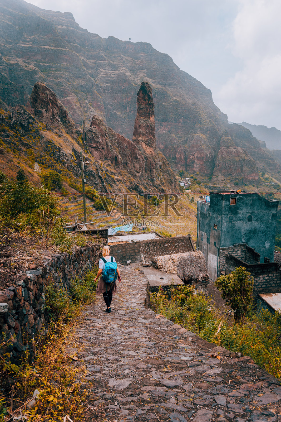女游客走在通往Xo-Xo山谷的徒步路线上。圣安涛岛佛得角。旅行，生活方式，概念，冒险，活跃的假期，户外。照片摄影图片