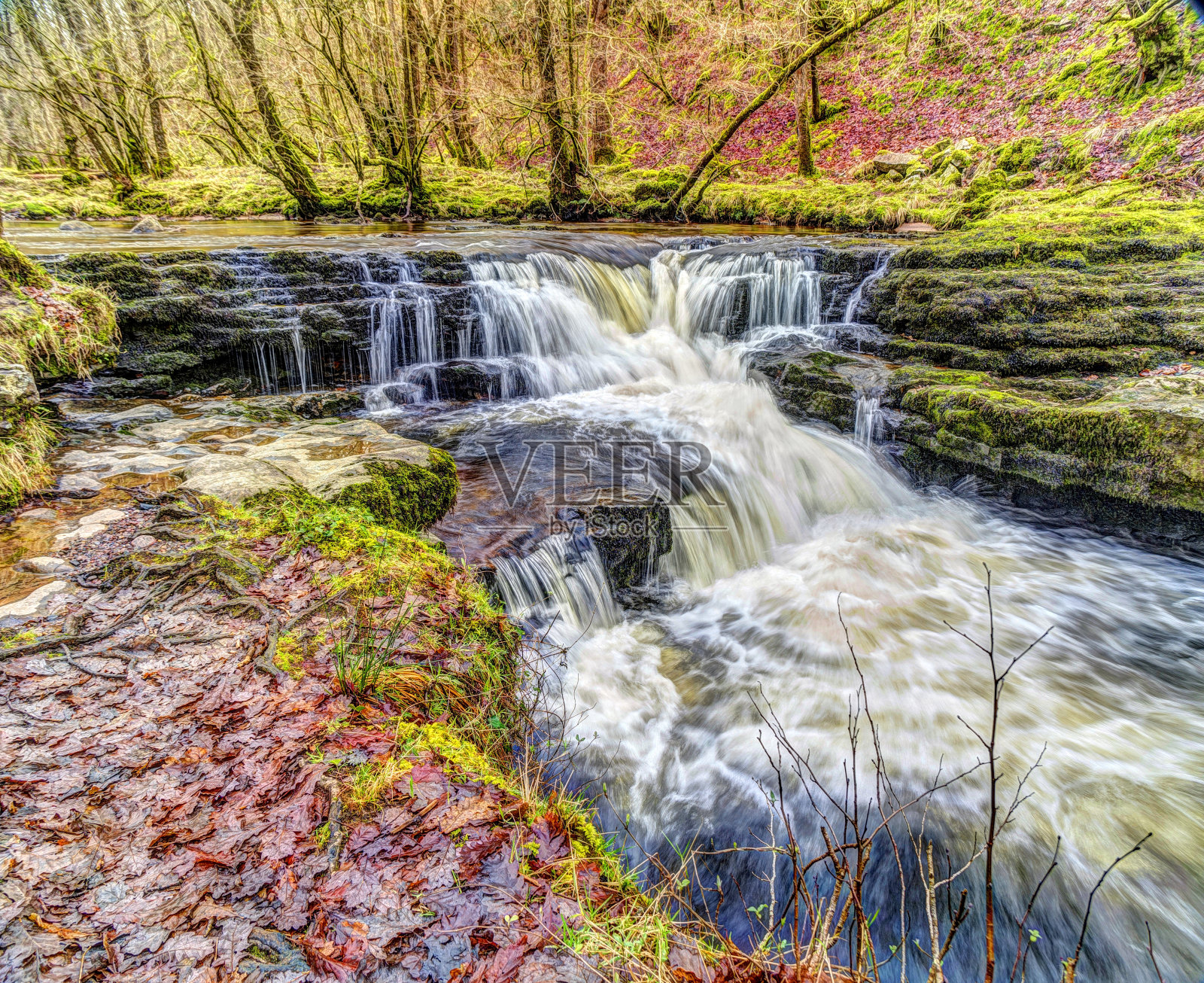 在威尔士乡村的急流中快速流动照片摄影图片