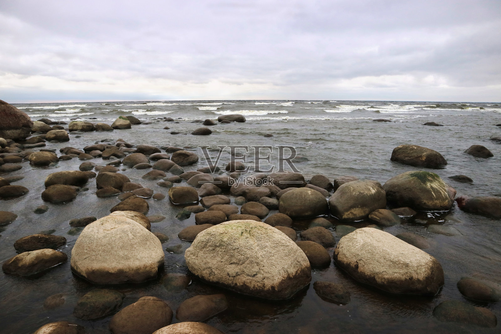 芬兰湾海岸的天空和大海相遇。照片摄影图片