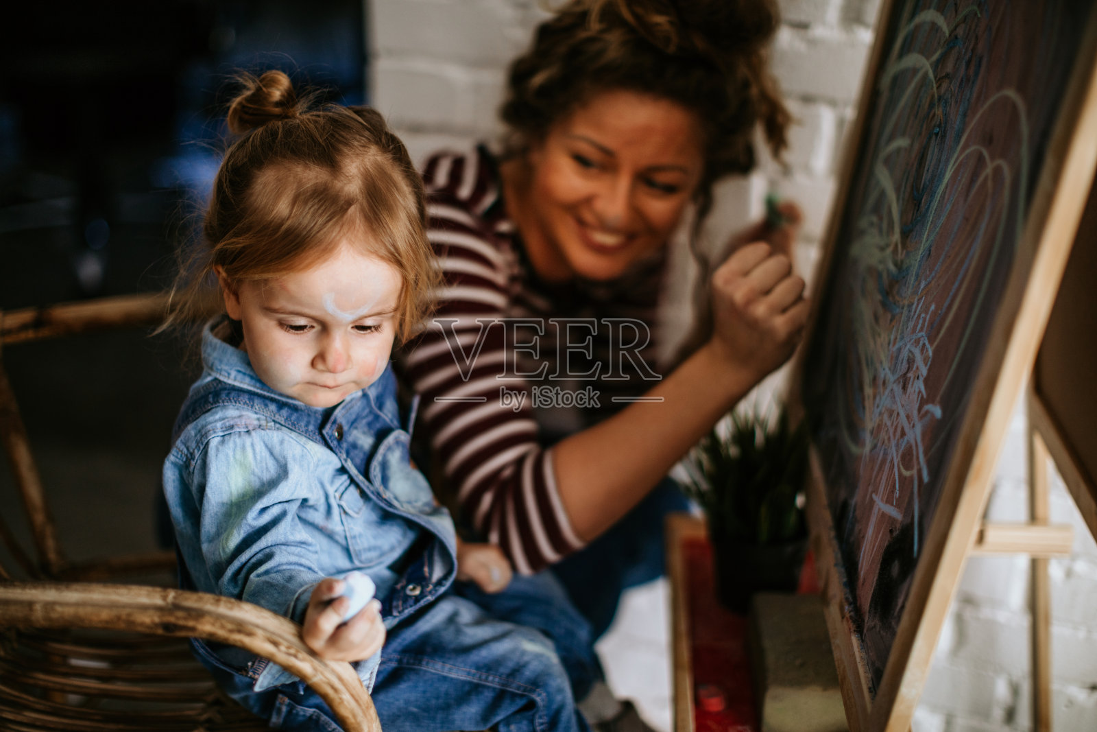 两个女孩在玩粉笔照片摄影图片