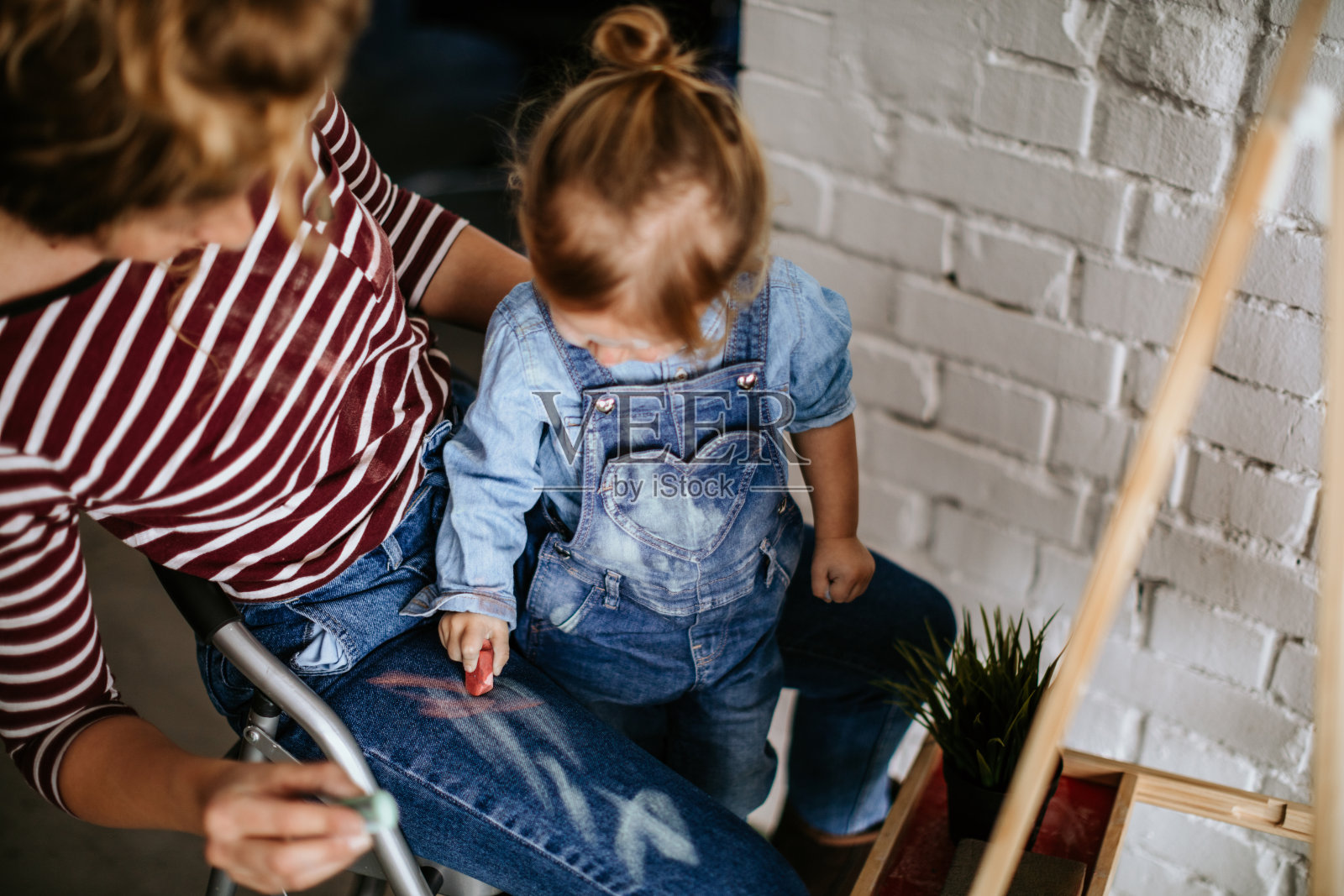 两个女孩在玩粉笔照片摄影图片