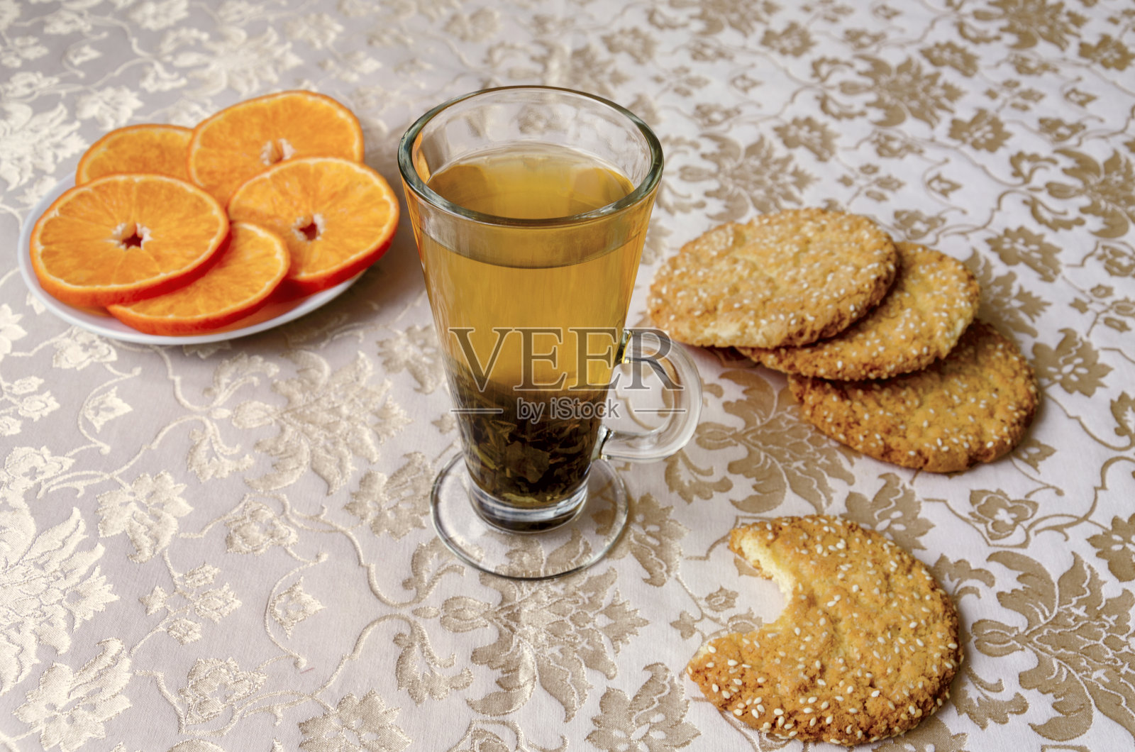 热饮，茉莉花绿茶，放在玻璃杯里，照片摄影图片