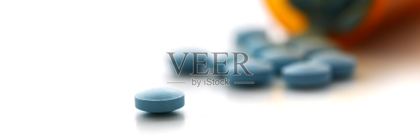 药片散落在桌子上照片摄影图片