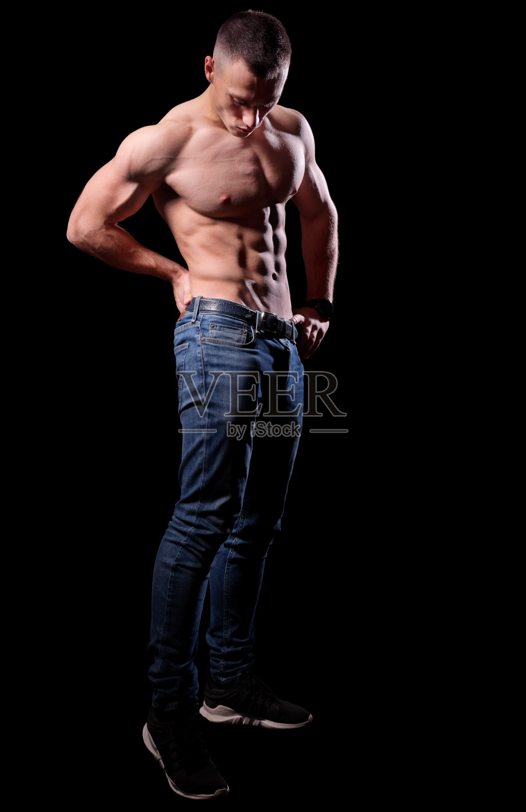 年轻壮汉被孤立照片摄影图片