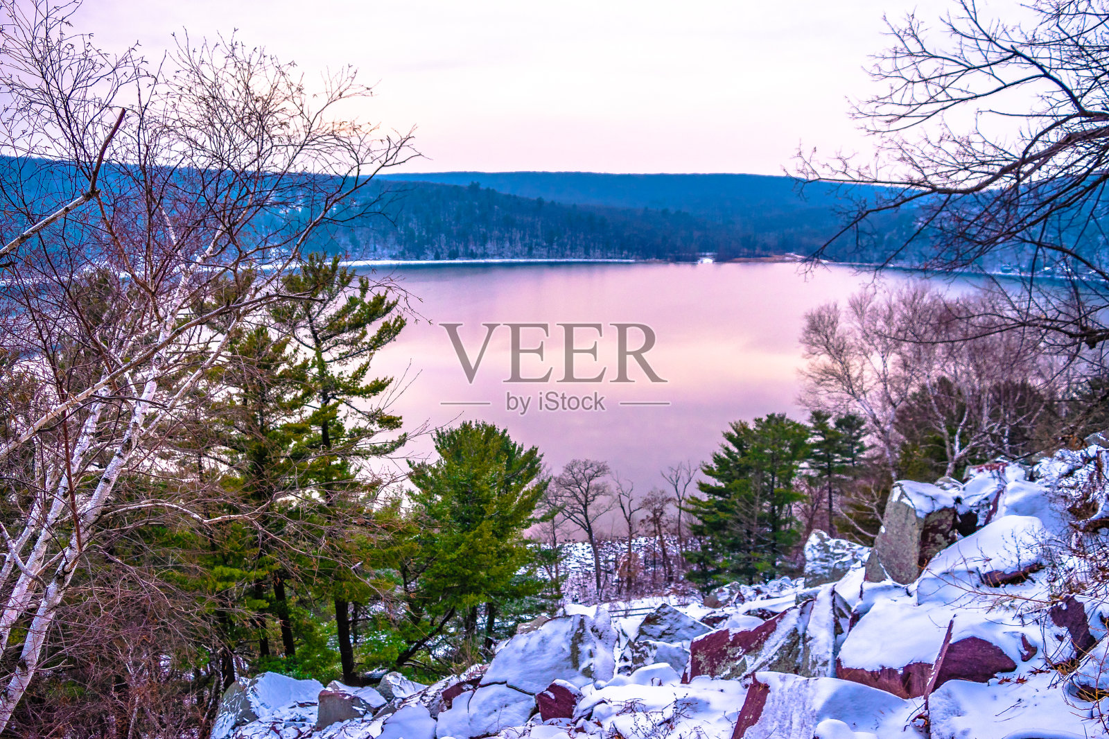 威斯康星州魔鬼湖美丽的冬季徒步旅行照片摄影图片