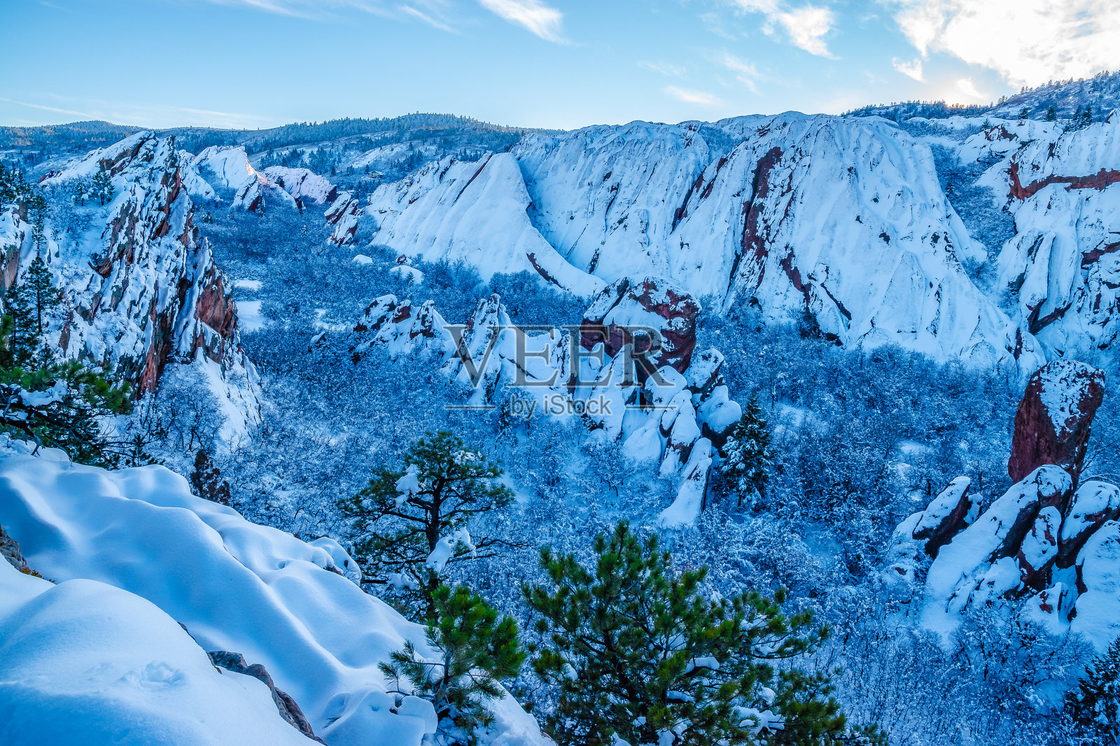 美丽的冬季日落徒步在红石在罗克斯伯勒州立公园在科罗拉多州照片摄影图片