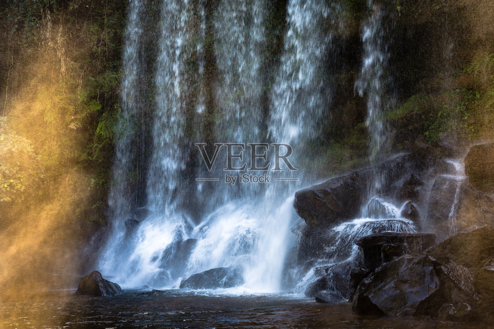 库伦山脉瀑布的底部照片摄影图片