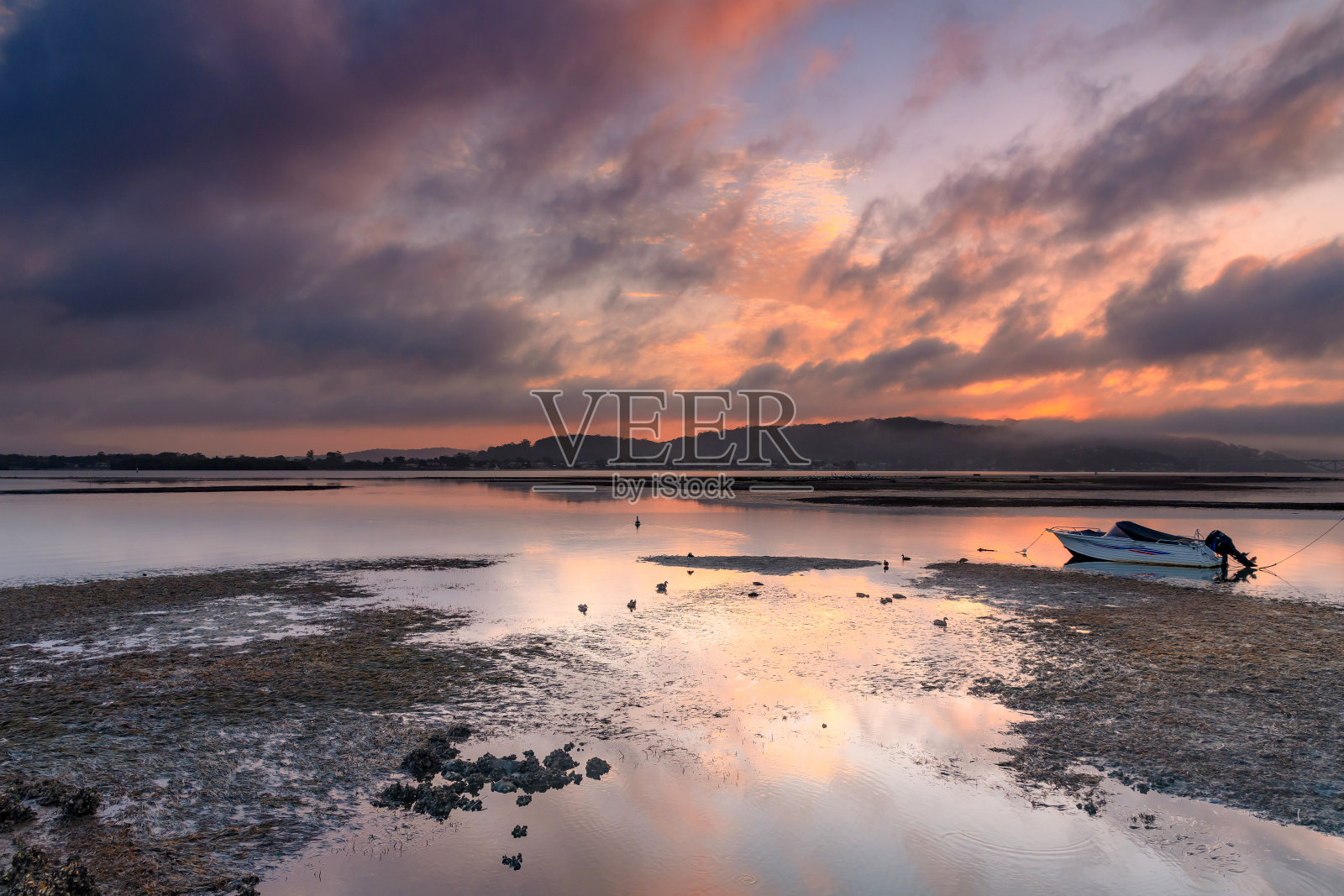 暗粉日出湾水景照片摄影图片