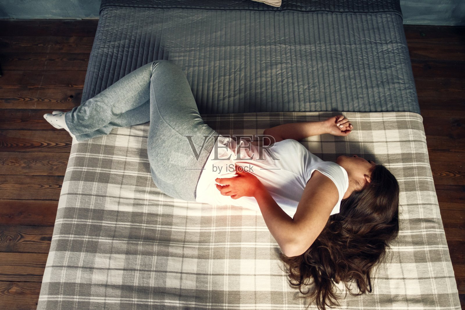 年轻女子在床上背痛照片摄影图片