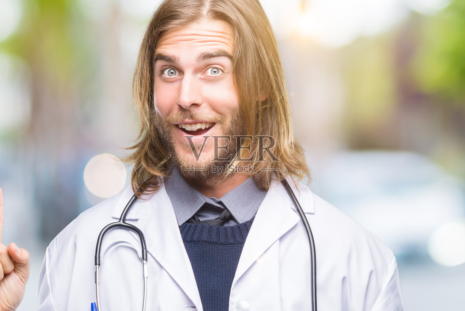 年轻英俊的医生男人与孤立的背景指向手指与成功的想法。退出和快乐。第一。照片摄影图片