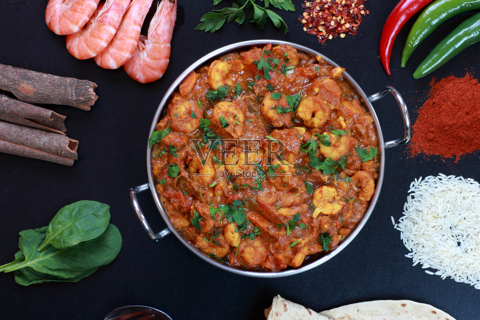 咖喱虾配印度薄饼和印度香米照片摄影图片