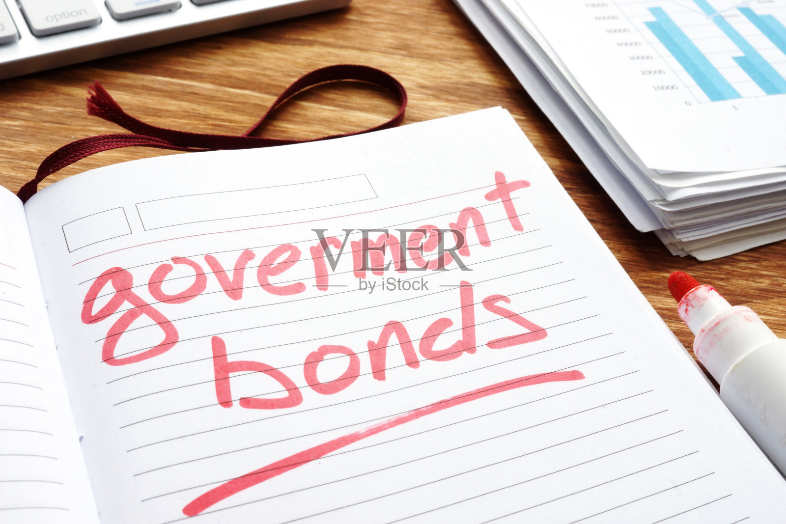 政府债券。桌上放着记事本和纸张。照片摄影图片