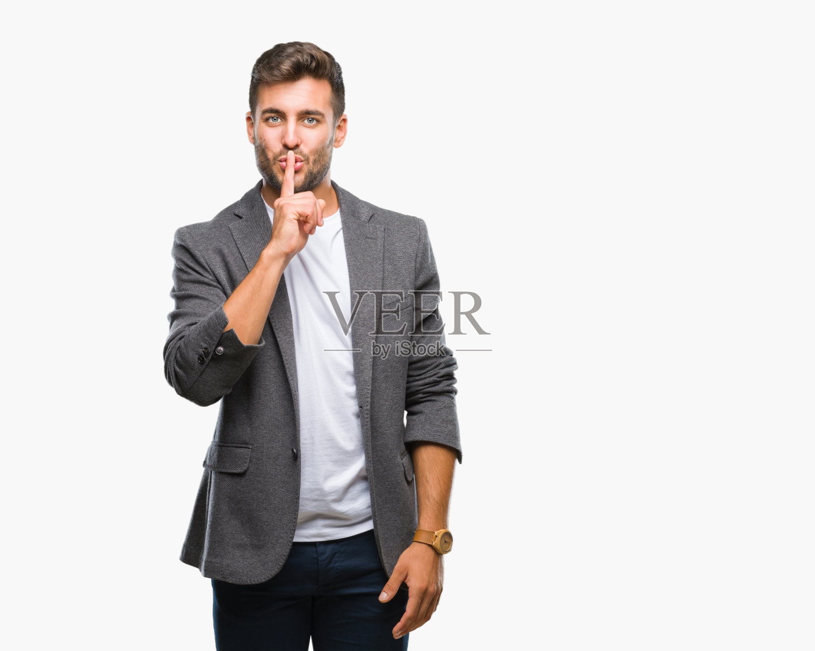 年轻英俊的商人，背景孤立，要求安静的手指在嘴唇上。沉默与秘密的概念。照片摄影图片